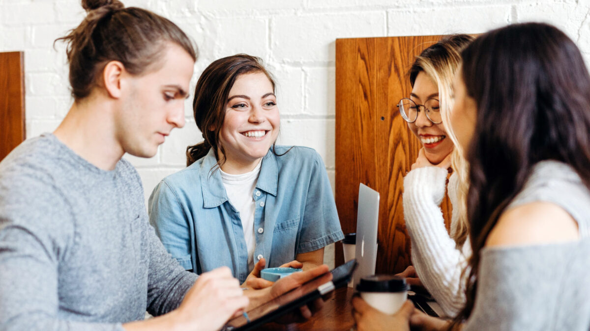 Quatre jeunes en pause café