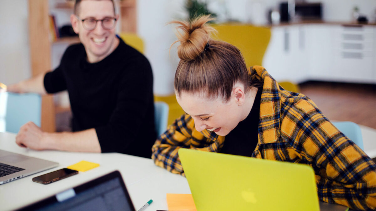 Ambiance de travail avec jeune femme au premier plan