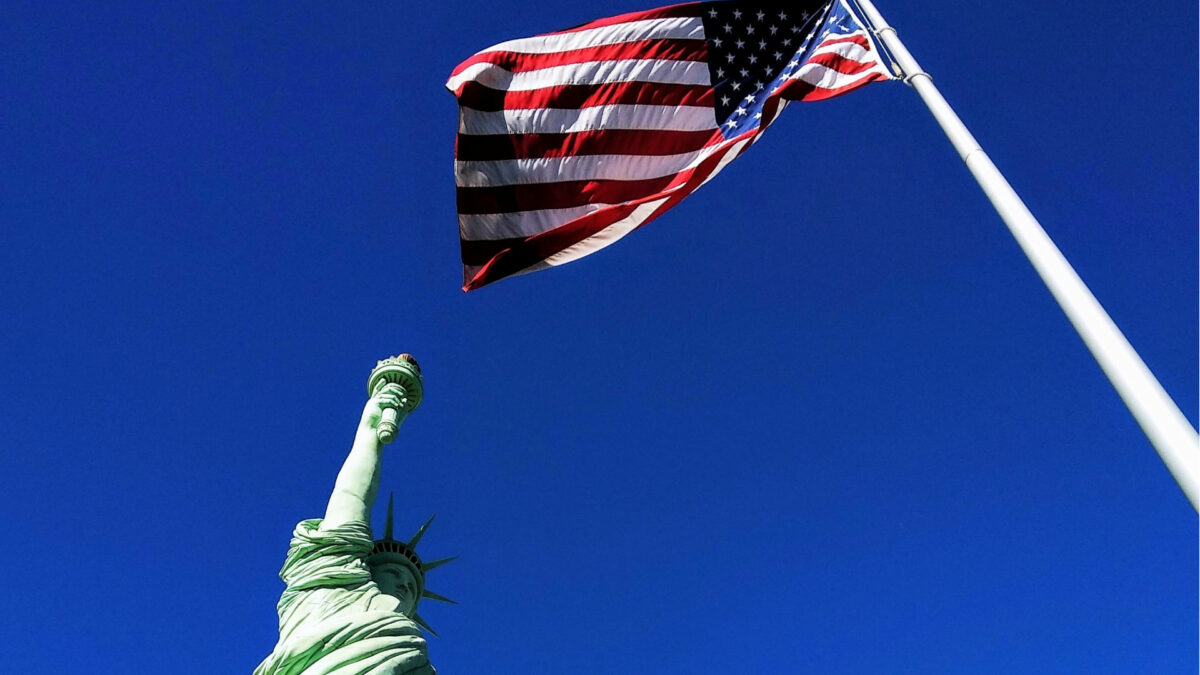 Statue de la Liberté et drapeau américain