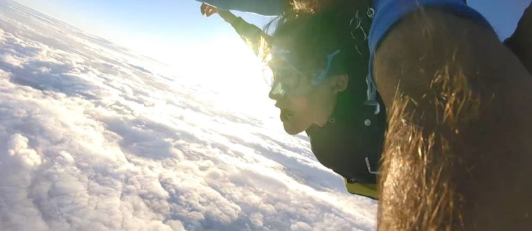 Melissa saute en parachute en australie