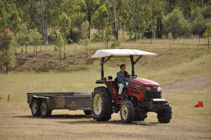 Melissa sur un tracteur en Australie