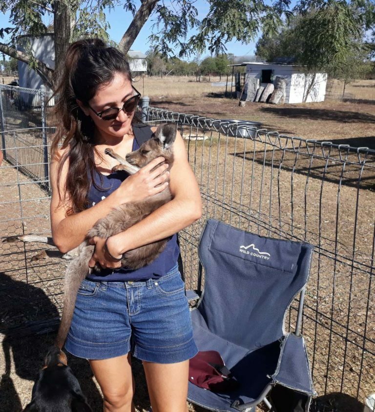Melissa avec un bebe kangourou en australie