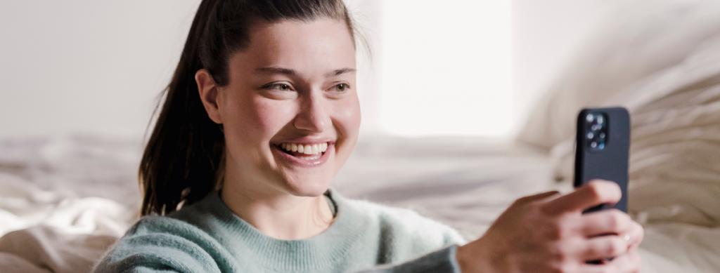 Une jeune fille faisant un selfie