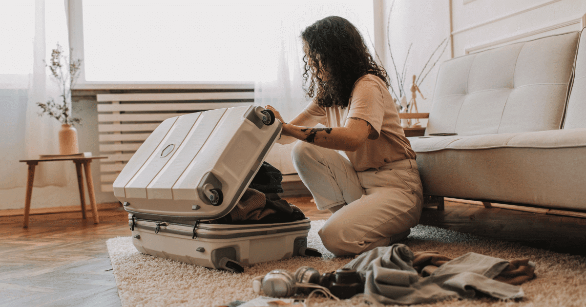 Femme ouvre valise au retour d'un séjour à l'étranger.