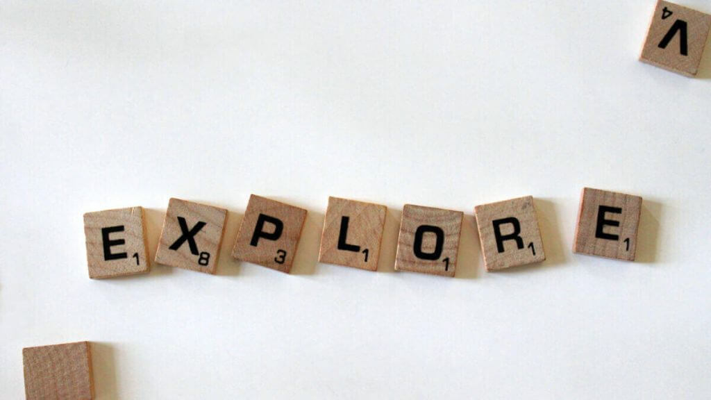 Jeu de Scrabble avec les lettres disposer de manière à former le mot explore.