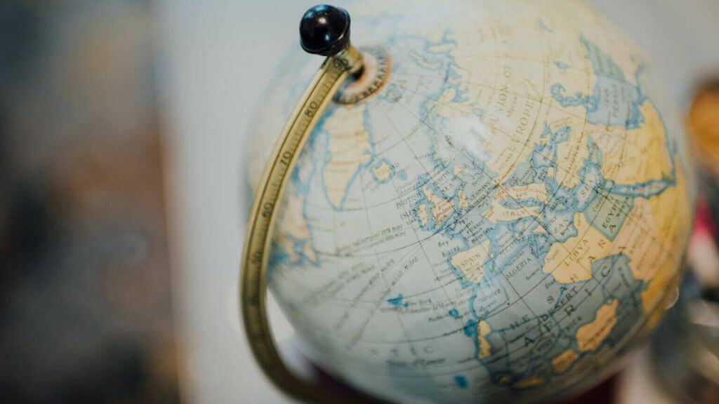 Globe terrestre avec plusieurs destinations et territoires visibles.